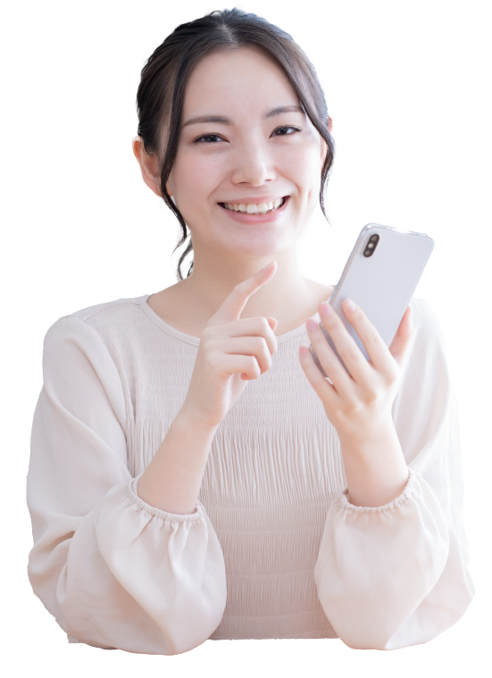 スマートフォンで店舗を検索するユーザー